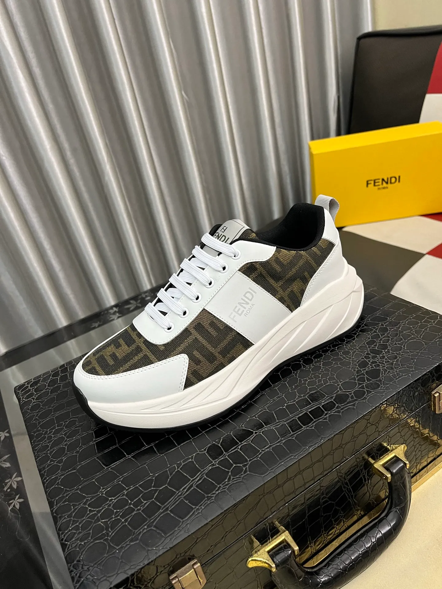 Ex-factory price: 438⌚️⌚️[Fendi] Fendi’s latest casual shoes for men! Available at counters simultaneously! A one-to-one replica of the original. Made entirely of imported top-grain calfskin, the interior is made of top-grain water-dyed cowhide, and the original factory-supplied rubber outsole. Leading new fashion concepts. Matching code: 38-442️⃣Colors available